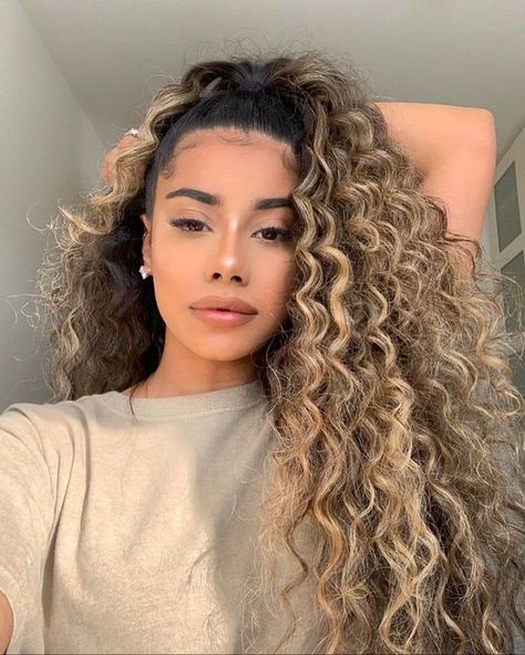 Beautiful lightskin girl with stunning makeup and hair Long Curly Hair, Naturally Curly Hair Updo, Colored Curly Hair, Curly Hair Inspiration, Curly Girl, Long Curly, Curly Hair Styles Naturally, Medium Length Hair Styles, العناية بالبشرة