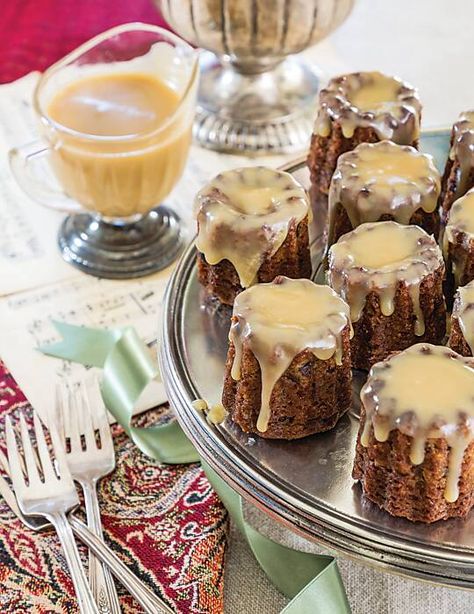 British Christmas Pudding, Fig Pudding Recipe, Figgy Pudding Recipe Easy, British Christmas Food, Sauce For Christmas Pudding, Flat Bread Recipe Ideas, Figgy Pudding Recipe Traditional, French Bread Ideas, British Christmas Desserts