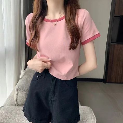 Round neck tee tops shirt for women. Tshirt For Women Casual, Casual T Shirt Outfit, Clg Outfits, Cute Short Sleeve Tops, Short Tshirt, Pattern Tshirt, Crop Top Styles, Woman T Shirt, Tshirts Women