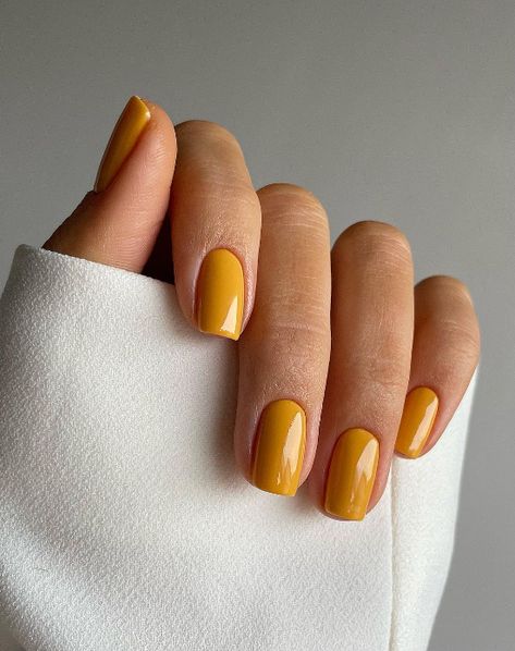 Golden Nail Design: Gold is a symbol of richness and warmth, making it a perfect choice for fall. Try golden accents, shimmering tips, or full gold nails to add a touch of luxury to your manicure. Yellow Pedicure, Pedicure Aesthetic, Yellow Nails Design, Yellow Nail, Nagellack Trends, Summer Manicure, Shiny Nails, Nails 2024, Fall Nail Colors