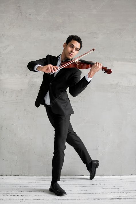 Violin Pose, Man Playing Violin, Real Witchcraft, Violin Playing, Pose Ref, Dynamic Poses Drawing, Dark Psychology, Playing Violin, Musician Photography