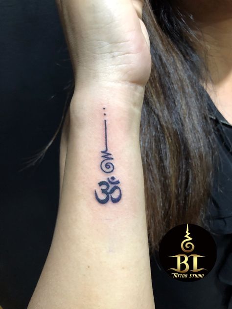 Done ohm tattoo by Tanadol(www.bt-tattoo.com) #bttattoo #bttattoothailand #thaitattoo #bangkoktattoo #bangkoktattooshop #bangkoktattoostudio #thailand🇹🇭 #thailandtattooshop #thailandtattoo #thailand #bangkok #tattoo Ohm Tattoo, Lotusblume Tattoo, Hindu Tattoos, Trishul Tattoo Designs, Om Tattoo Design, Yoga Tattoos, Polynesian Tattoos, Unalome Tattoo, Shiva Tattoo Design