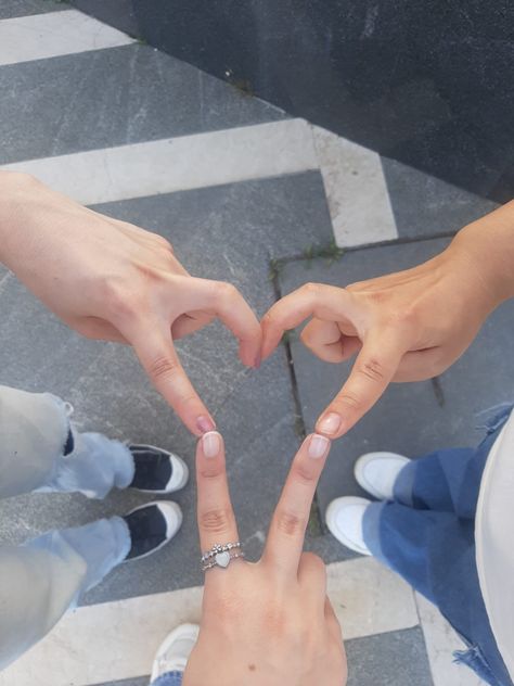 #trio #mybesties #iloveyoumyeuphoria(s) #pose Trio Types, Trio Hand Poses, Trio Dynamic Pose Reference, Friendship Trio Dynamic, Group Of Three Friends Aesthetic, Poses Three People, Three Best Friends Pictures, Funny Trio Poses, Three Best Friends Aesthetic