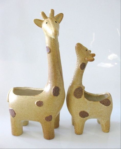 Giraff clay pen stand. Clay Pen Stand, Ceramic Giraffe, Gifts For Pregnant Friend, Easy Clay Sculptures, Clay Pen, Planter Gift, Pen Stand, Pottery Painting Designs, Tanah Liat