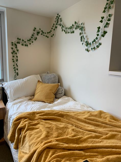 White And Yellow Dorm Room, Yellow Grey And White Dorm Room Ideas, Room Decor Bedroom Yellow, Yellow And White Room Ideas, Yellow And Green Room Decor, White And Yellow Room Aesthetic, Grey And Yellow Dorm Room Ideas, Yellow Dorm Room Aesthetic, Yellow And Green Dorm Room