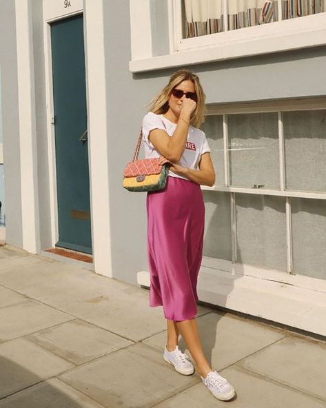 camiseta branca, saia midi pink, tênis branco #fashion Satin Skirt Street Style, Midi Rok Outfit, Midi Rock Outfit, Satin Skirt Outfit, Elegantes Outfit Damen, Fashion Me Now, Rok Outfit, Lucy Williams, Law Degree