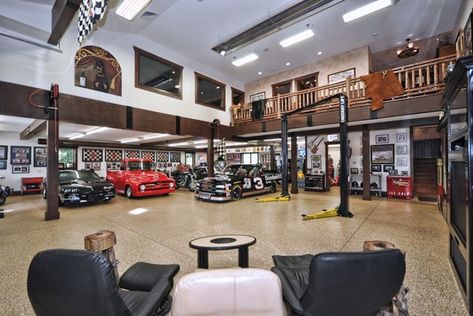 Garage Boden, Big Garage, Man Garage, Bar In Casa, Garage Loft, Cool Garages, Ultimate Garage, Man Cave Basement, Luxury Garage