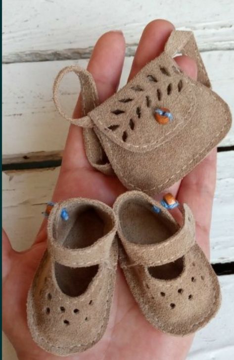 Dolls Handmade Diy, Doll Shoe Patterns, Baby Shoes Diy, Shoes Crochet, Homemade Dolls, Shoe Designs, Dolls Clothes Diy, Doll Diy Crafts, Sewing Doll Clothes