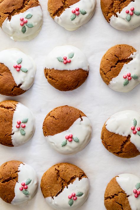 Dipped Ginger Cookies, Menu Cake, Ginger Cookies Recipe, Chewy Ginger Cookies, Ginger Cookie Recipes, Xmas Baking, Christmas Cookie Box, Festive Food, Melting White Chocolate