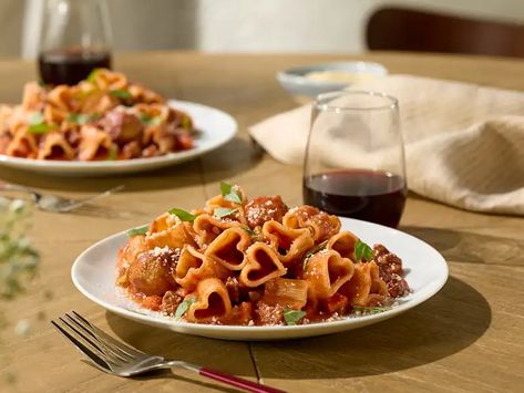 Heart Pasta with Bolognese & Meatballs Creamy Bolognese, Cauliflower Bolognese, Best Bolognese Recipe, Bolognese Recipes, Heart Shaped Pasta, Heart Pasta, Sauce And Meatballs, Spicy Pasta Recipes, Veggie Pasta Recipes