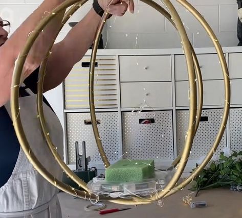 Easy DIY Hanging Hula Hoops Planter Tutorial Hula Hoop Fairy Lights, Hula Hoop Chandelier Diy, Hula Hoop Table Decoration, Hula Hoop Floral Decor, Hula Hoop Ceiling Decoration, Hula Hoop Ideas, Hoola Hoop Balloon Arch, Hoola Hoop Lights Diy Chandelier, Hulu Hoop Christmas Wreath Diy