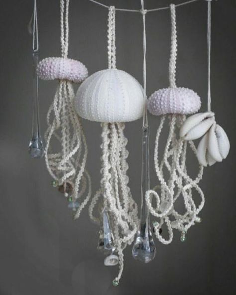 Macrame Accents, Modern Trends in Decorating Diy Macrame Wall Hanging, Modern Knitting Patterns, Crochet Feather, Shell Crafts Diy, Sea Crafts, Modern Knitting, Macrame Curtain, Underwater Creatures, Macrame Patterns Tutorials