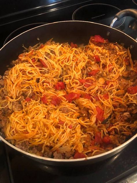 Skillet spaghetti - Easy & Hearty recipe Amish Pasta - Amish365 Skillet Spaghetti, Amish Farmhouse, Pioneer Recipes, Spaghetti Ingredients, Pot Noodle, Skillet Recipes, Spaghetti Recipe, Amish Recipes, Skillet Meals