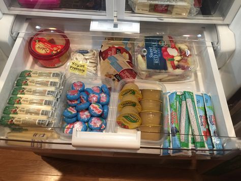 Food space for kids – cluttermonster (pantry and fridge organization for kids - snack drawer picture) Toddler Snack Drawer Fridge, Easy Fridge Snacks, Fridge Snacks For Adults, Kids Fridge Snacks, Toddler Snack Station, Kids Snack Drawer, Snack Fridge, Healthy Snack Drawer, Fridge Snacks