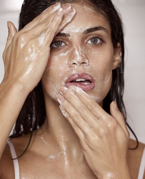 Washing her face, Sara Sampaio shows off a skincare routine Oil Control Face Wash, June Gemini, Carter Smith, Skincare Secrets, Good Summer, Best Skin Care Routine, Sara Sampaio, Skin Care Brands, Natural Beauty Tips