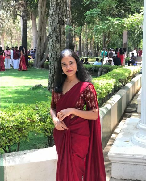 Aesthetic South Indian Saree, Plain Saree With Blouse Design, Plain Saree With Heavy Blouse Color Combos, Maroon Saree Blouse Combination, Plain Saree Blouse, Plain Saree With Designer Blouse, Bridal Maid Dress, Latest Fashion Blouse Designs, Plain Saree With Heavy Blouse