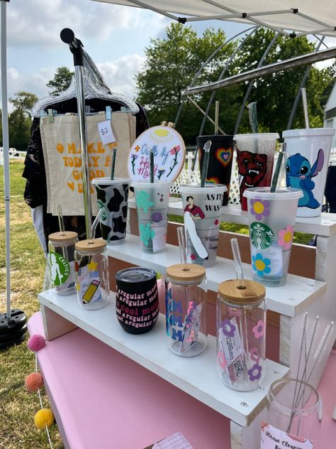 The perfect white tierd cup display! Summer craft fair display! #starbucks #craftfair #craftfairdisplay #aesthetic #smallbusiness #market #tumbler #glassware #shop #shopsmall #shopsmallbiz #totebagpattern #harrystyles #disneyinspired Grid Wall Craft Booth, Cup Vendor Display Ideas, Tumbler Stand For Craft Show, Craft Fair Cup Display, Cup Vendor Display, Tumbler Market Display, Artist Market Display, Display Stands For Craft Shows, Cup Display Ideas Craft Fairs