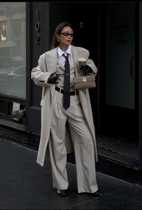 Tie Women Outfit, 2024 Fashion Trends Forecast, Trends 2024 Fashion, Street Fashion Photoshoot, 2024 Fashion Trends, Woman Suit Fashion, Estilo Chic, Classy Work Outfits, Mode Ootd