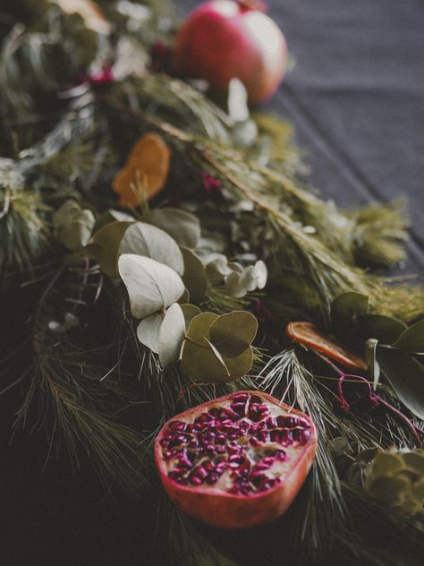 Pomegranate Wedding, Orange Wedding Decorations, Pomegranate Decor, Winter Wedding Table, Fruit Wedding, Orange Table, Diy Table Decor, Wine Dinner, Christmas Dinner Table