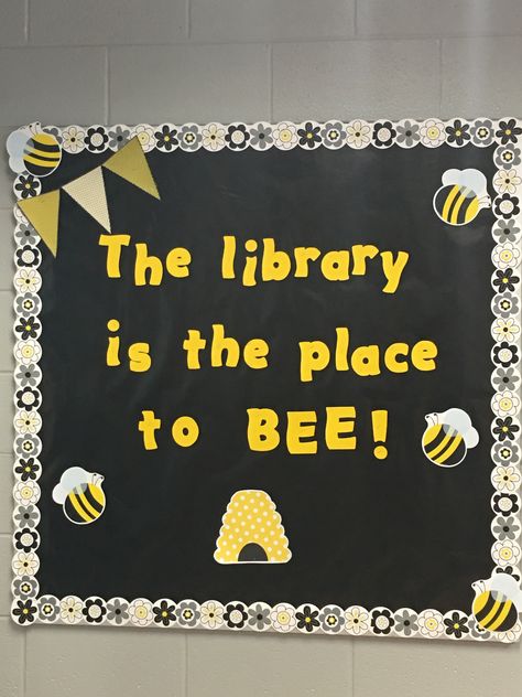 Library bee theme bulletin board Reading Bulletin Boards Elementary, Reading Bulletin Board Ideas, Bee Theme Bulletin Board, Library Bulletin Board Ideas, Winter Library, School Library Bulletin Boards, Summer Bulletin Boards, School Library Displays, Bee Themed Classroom