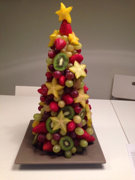 Christmas Fruit Tree, Fruit Christmas, Christmas Tree Food, Fruit Christmas Tree, Fruit Platter Designs, Christmas Buffet, Christmas Recipes Appetizers, Xmas Dinner, Party Food Buffet