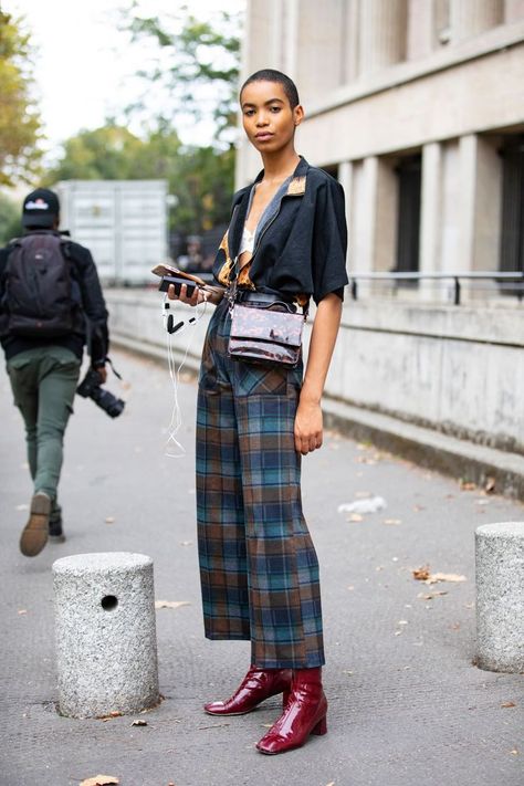 Fashion Trend Forecast, Milan Fashion Week Street Style, New Street Style, Feminine Fashion, Straight Cut Jeans, Paris Fashion Week Street Style, Red Boots, Street Style Trends, Spring Fashion Trends