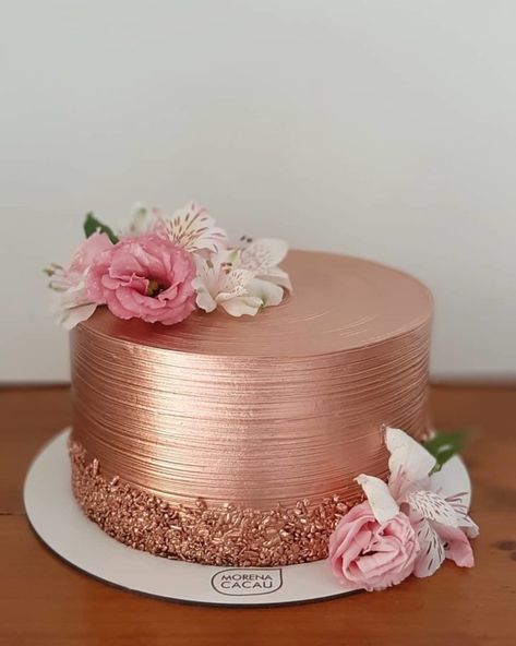 Bolo rose gold: 30 inspirações para uma festa supersofisticada Bolo Rose Gold, Pink And Gold Cake, Birthday Cake Roses, Rose Gold Cake, Cake With Flowers, Elegant Birthday Cakes, Birthday Cakes For Women, Wedding Cakes Blue, Beautiful Birthday Cakes