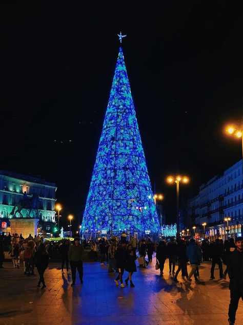 15 Spanish Christmas Traditions to Celebrate This Year - Spanish Sabores Spanish Christmas Traditions, Christmas In Spain, Spanish Christmas, Mexican Christmas, Traditional Colonial, Traditional Christmas Decorations, Colonial Christmas, Black Christmas Trees, Celebrating Christmas