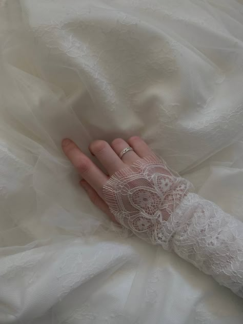 Niqab Gloves, Vintage Wedding Hats, Wedding Dress Hijab, Modest Aesthetic, Nikah Outfit, Hijabi Brides, Hand Dress, Muslimah Wedding Dress, Nikah Dress