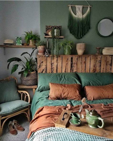 Forest green & Terracotta. Beautiful Match!!! follow me on my blog. https://blog.pianetadonna.it/anomaj/io-resto-a-casa/ Ph. Ig. Sixat21 Green Bedroom Decor, Brown Bedroom, Bohemian Bedroom Decor, Bedroom Decor Design, Redecorate Bedroom, Green Rooms, Bedroom Green, Room Inspiration Bedroom, Room Ideas Bedroom