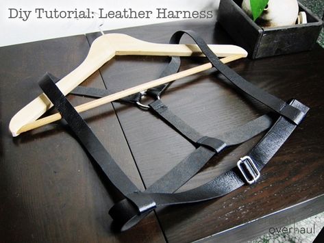 Diy Harness Belt, Steampunk Harness, Diy Harness, Harness Male, Costume Tutorial, Steampunk Diy, Cosplay Tutorial, Simple Leather, Steampunk Costume