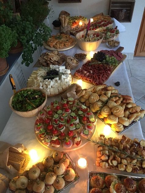 High Class Tea Party, Small Party Food Table Display, Food Aethstetic Dinner, Dinner Party For Men, 18th Birthday Party Ideas, Lunch Party, Party Food Buffet, Birthday Dinner Party, Party Food Platters