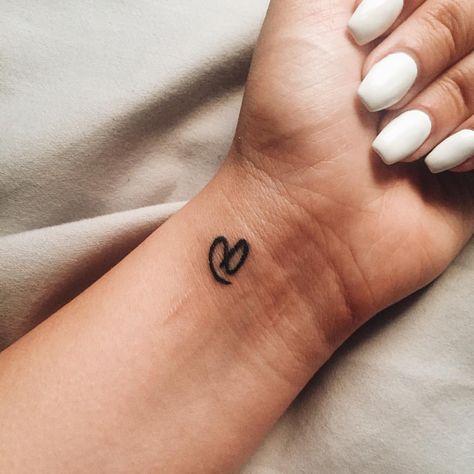 Yesterday I got the Lovatic heart tattoo with a bunch of my lovatic friends. It’s a tattoo that I knew would always have meaning behind it… Demi Tattoo, Demi Lovato Tattoos, Tatoo Inspiration, December 3rd, Tattoo Zeichnungen, Heart Tattoos, The Darkest Minds, Wishful Thinking, Mini Tattoos