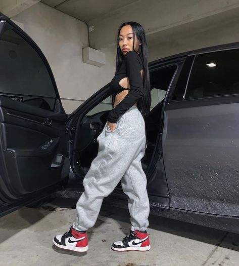 Sweatpants And Jordans Outfit, Gray Jordans Outfit Women, Sweatpants And Sneakers Outfits, Grey Jordans Outfit, Jordans Outfit Women, Outfits With Grey Sweatpants, Sweatpants Outfit Women, Outfit With Jordans, Gray And White Jordans