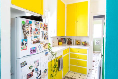 No matter how often you scrub, sweep, and organize, if you do any of these six things, it will still look messy. Smart Small Kitchen, Dream Kitchen Cabinets, Small Kitchen Solutions, Small Kitchen Design Ideas, Yellow Cabinets, Unique Kitchen Design, Small Kitchen Design, Kitchen Clutter, Kitchen Transformation