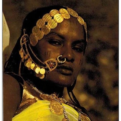 Little beauty of Sudan Gold means the same thing in each culture. Wealth. This person is displaying wealth all over. The gold was made in Africa and gold would be handed down from generation to generation. Pan Africanism, Woman Singing, Fulani Braids, African People, We Are The World, African History, African Jewelry, African Culture, African Beauty