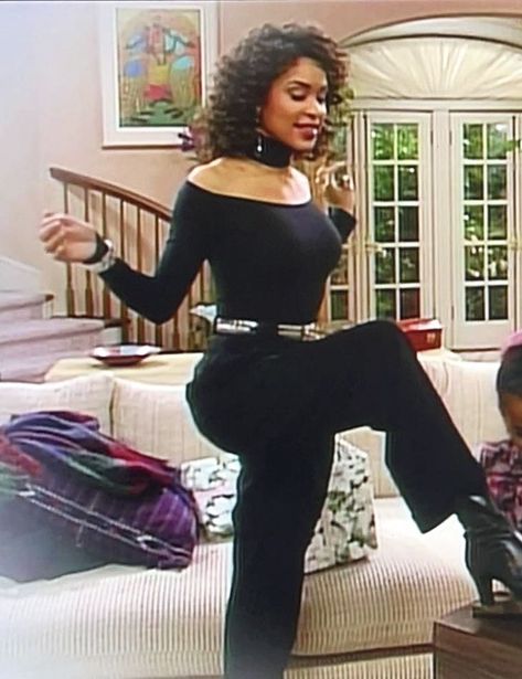 Hilary Banks Brunch Outfit, Hilary Banks Aesthetic, Bel Air Fashion, Hillary Banks Outfits, Living Single 90s Outfits, Hilary Banks Outfits 90s, 90s Sitcom Fashion, Hilary Banks Outfits, 90s Glam Fashion