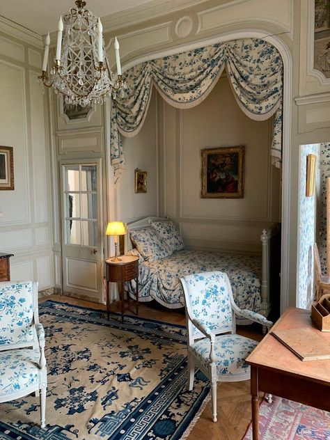 Chateau In France, French Manor Aesthetic, French Chateau Apartment, Old French Chateau, Chateau Interior Design, Renovated Chateau, France Chateau, Castle Bedrooms, Chataue French House