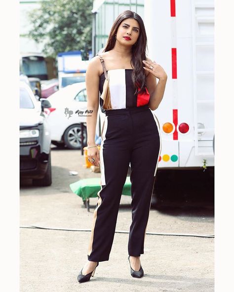 Image may contain: one or more people and people standing Priyanka Chopra Dress, Celebrity Closet, Bollywood Outfits, Casual Outfit Inspiration, Nick Jonas, Celebrity Street Style, People People, People Standing, Priyanka Chopra