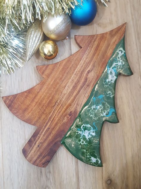 Epoxy Christmas Tree, Christmas Wood Tray Decor, Epoxy Christmas Gifts, Christmas Resin Tray, Resin And Wood Crafts, Christmas Epoxy Ideas, Epoxy Resin Crafts Wood, Wood And Epoxy Projects, Christmas Resin Ideas