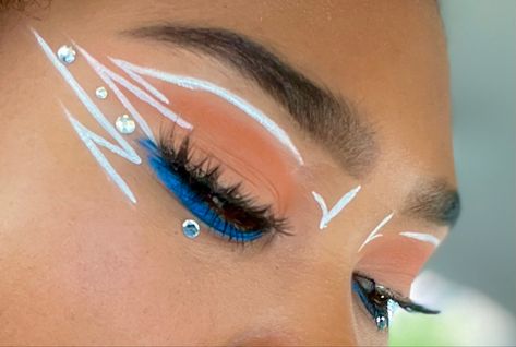 Ashoka Makeup Ideas, Ahsoka Eye Makeup, Star Wars Inspired Makeup Eye, Starwars Makeup Ideas Simple, Ahsoka Tano Inspired Makeup, Star Wars Themed Makeup, Ahsoka Face Markings, Star Wars Eyeshadow, Ahsoka Inspired Makeup