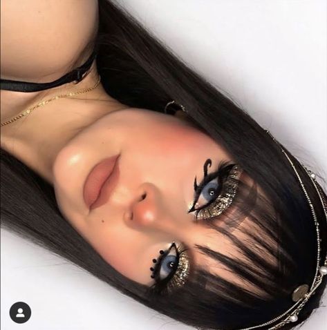 Egyptian Inspired Accessories, Cleopatra Inspired Dress, Egyptian Women Costume, Cleopatra Makeup Ideas, Cleopatra Eyeliner, Pharaoh Makeup, Pharaoh Dress, Cleopatra Halloween Makeup, Cleopatra Cosplay