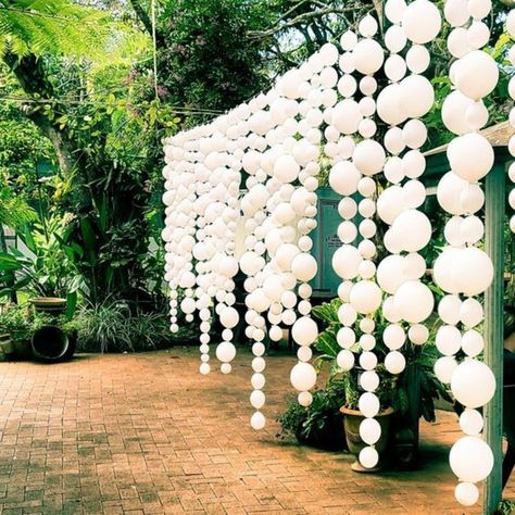 Hula Hoop Chandelier, Theatre Decorations, Island Party, Diy Balloon Decorations, Balloon Backdrop, White Balloons, Balloon Diy, Wedding Balloons, Balloon Decorations Party