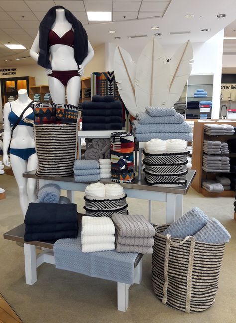 Beach Towel Display Retail, Towel Display Retail, Visual Merchandising Ideas Creative, Towel Display Ideas, Linen Closet Design, Lingerie Store Design, Towel Display, Showroom Decor, Home Appliance Store