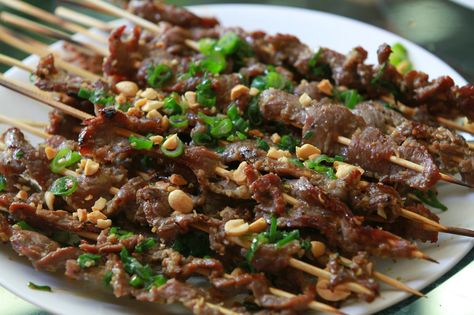 Vietnamese Soul Food: Grilled Beef with Lemongrass-Thịt Bò Nướng Xả Vietnamese Lemongrass Beef, Lemongrass Beef, Vietnamese Recipe, Shish Taouk, Food Noodles, Hunger Pangs, Food Korean, Food Beef, Thai Foods