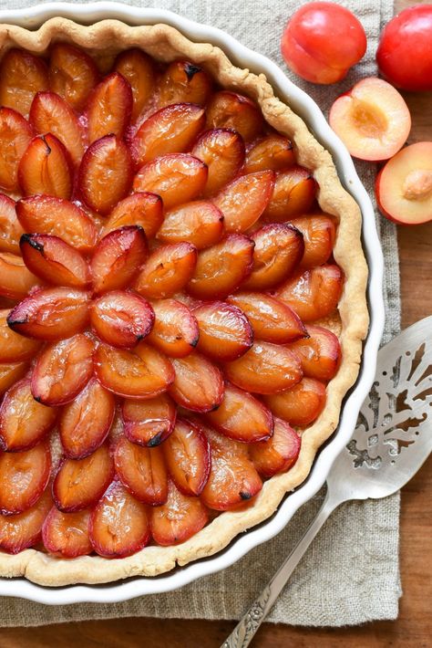 French Plum Tart (Tarte aux prunes) Plum Pie, Plum Tart, Pear Dessert, Plum Recipes, French Recipes, Baked Fruit, Canadian Food, Fruit Dessert, Pastry And Bakery