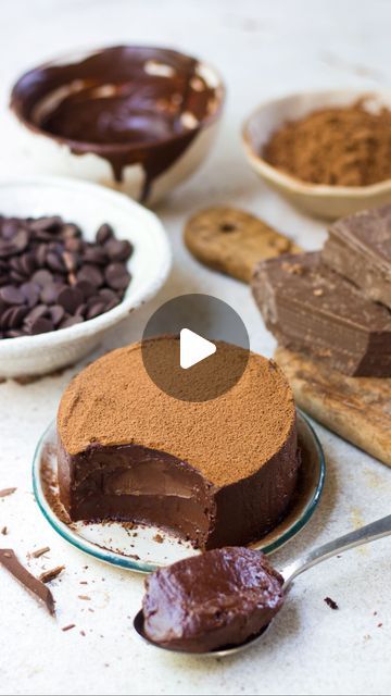 Dessert Recipes With Yogurt, 2 Ingredient Desserts Easy, Yogurt Mousse Recipe, Greek Yogurt Dessert, No Bake Chocolate Cake, Yogurt Chocolate, Chocolate Greek Yogurt, Yogurt Dessert, Chocolate Yogurt