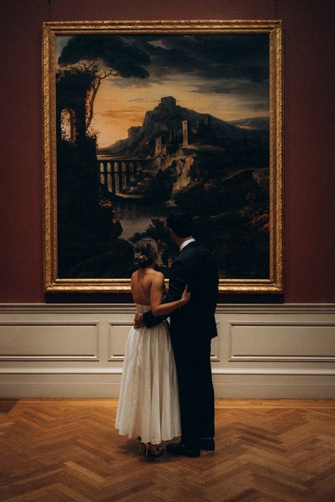 Wedding Photoshoot Aesthetic, Classy Engagement Photos, New York City Hall, Museum Photography, City Wedding Photos, Destination Wedding Decor, Couple Engagement Pictures, Romantic Engagement Photos, Engagement Inspo