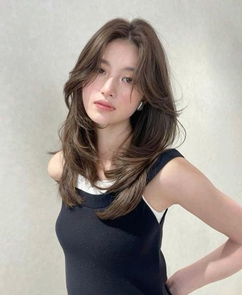 Haircuts For Long Hair Round Face Asian, Asian Hairstyles For Round Face, Layered Haircuts Straight Hair Medium, Layered Haircuts For Square Faces, Asian Hair Layers Medium, Haircuts For Round Faces Asian, Summer Hair Asian, Low Visual Weight Hairstyles, Korean Women Haircut