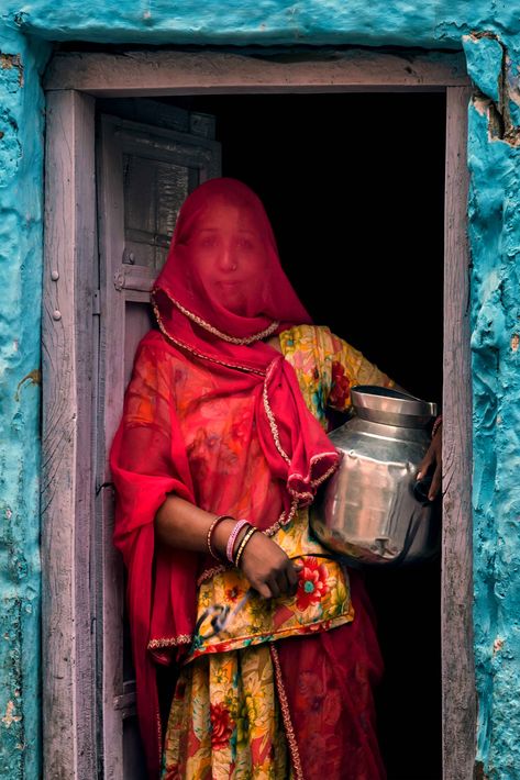 Rajasthani Women Photography, Rajsthani Women, Desert Woman, Actors Portraits, Powerful Photography, Sari India, Face Oil Painting, Simple Is Beautiful, Red Sari